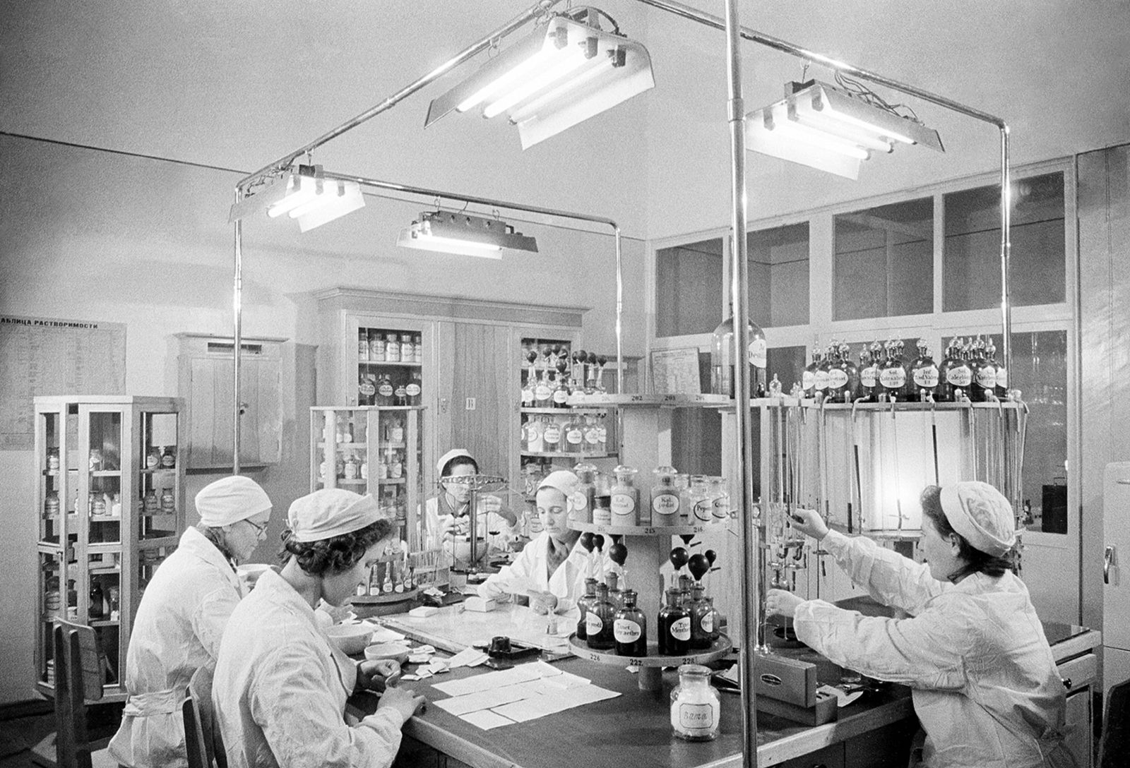 В аптеке № 132 на улице Чкалова. Автор – А. Невежин. Москва. 09.01.1954 г. Главархив Москвы