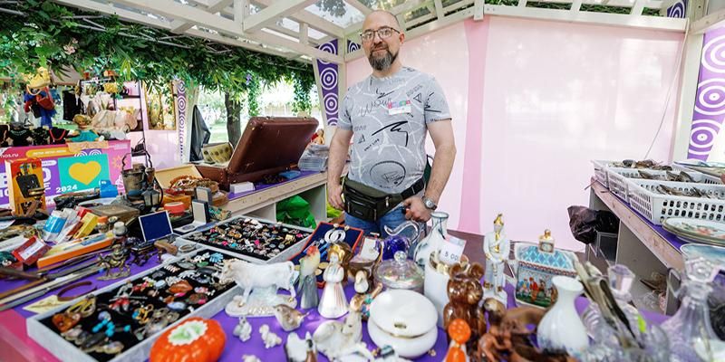 Фарфор, бижутерия, монеты: что представили участники винтажного маркета на Чистопрудном бульваре