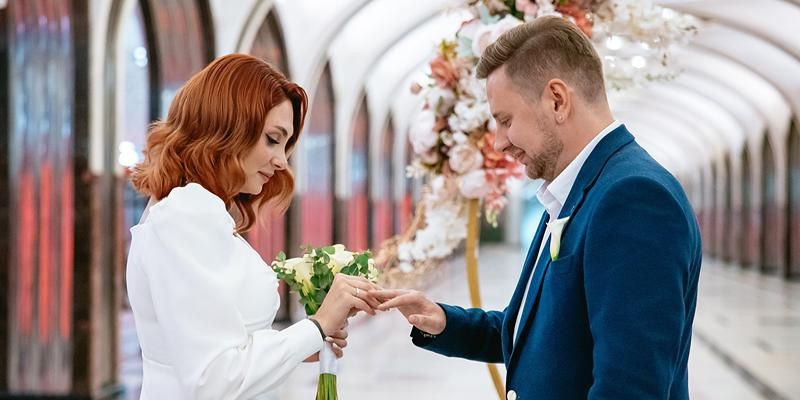 Первые осенние свадьбы прошли на станции метро «Маяковская»