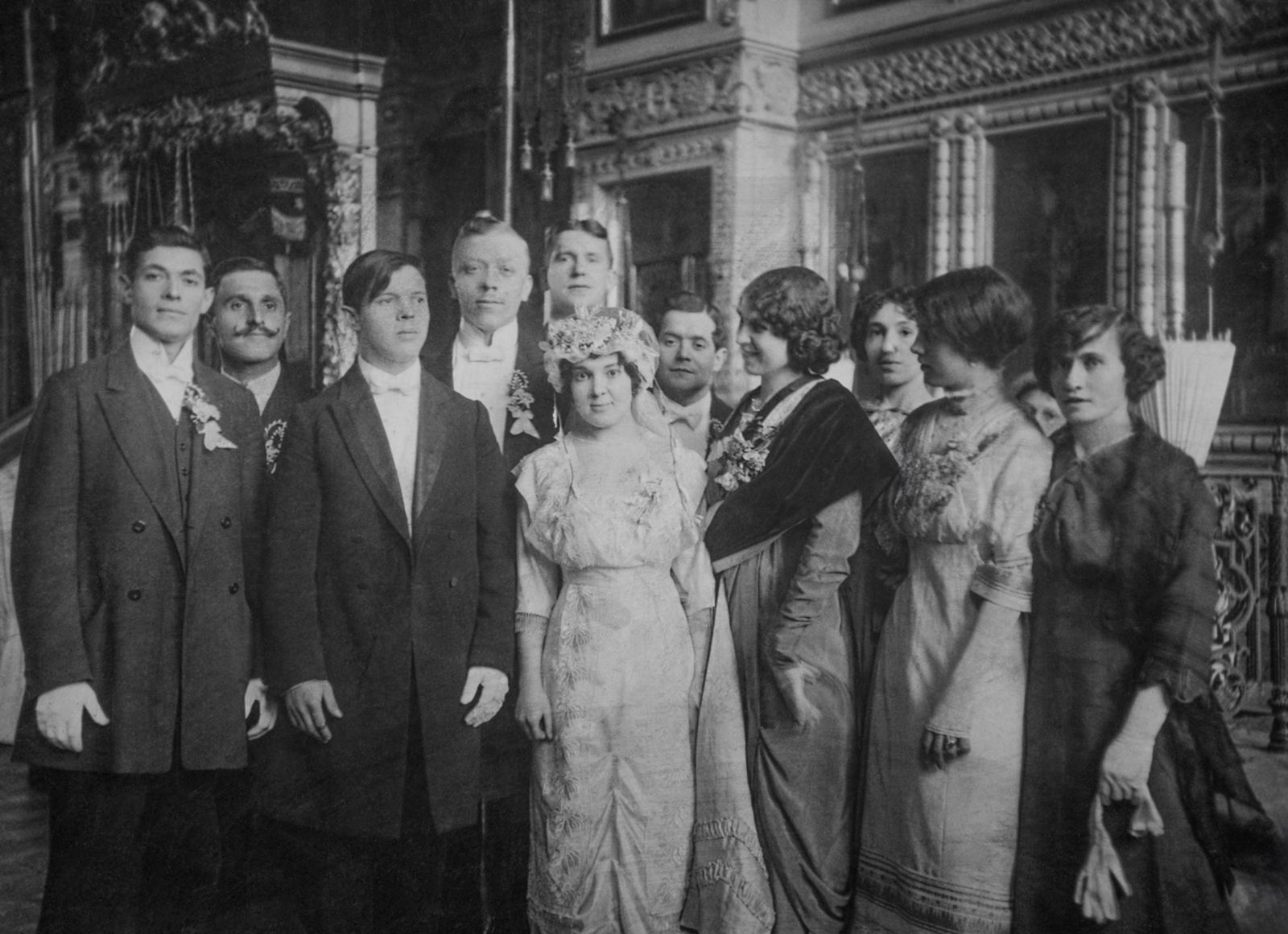 Супруги Лазаренко в храме после обряда венчания (третий слева жених – клоун-сатирик В.Е. Лазаренко, невеста – гротеск-наездница М.Я. Лазаренко (Малышева)). 1913 г. Автор фото неизвестен. Главархив Москвы Супруги Лазаренко в храме после обряда венчания (третий слева жених – клоун-сатирик В.Е. Лазаренко, невеста – гротеск-наездница М.Я. Лазаренко (Малышева)). 1913 г. Автор фото неизвестен. Главархив Москвы