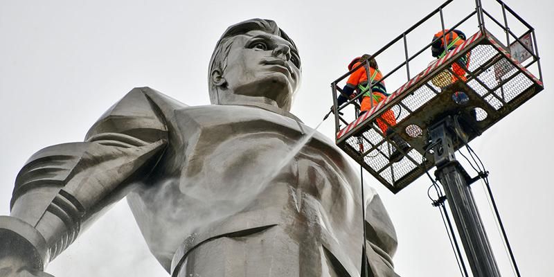 Памятник Юрию Гагарину на Ленинском проспекте промыли после зимы