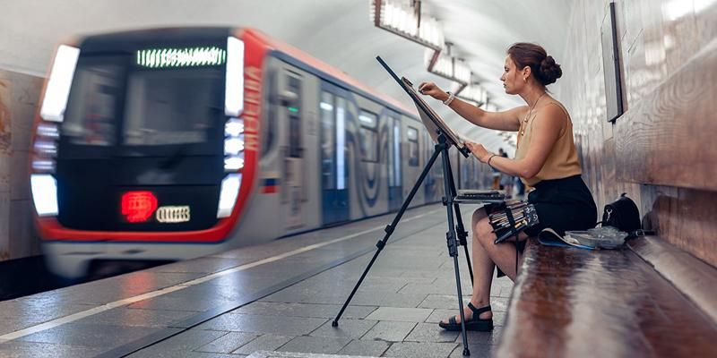 Портрет Достоевского и эскиз незнакомки: какие работы создали участники проекта «Искусство в метро»