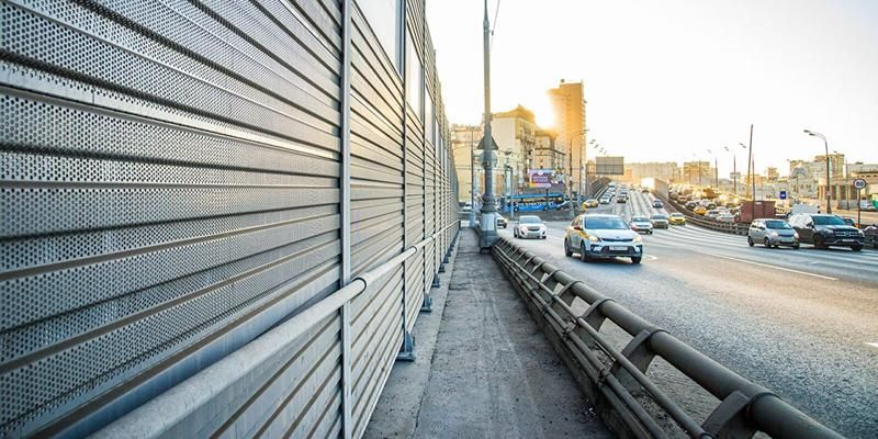 Более 1,1 тысячи квадратных метров шумозащитных экранов обновили в Москве за полгода