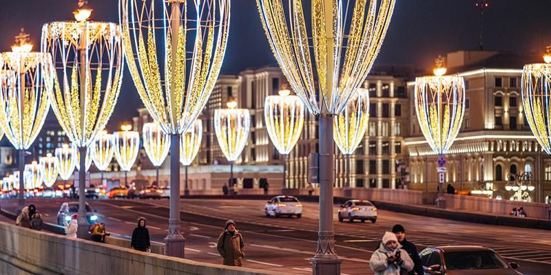 Столичные мосты украсили к Новому году