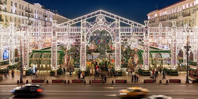 В столице приступили к демонтажу новогодних елей и декоративных конструкций
