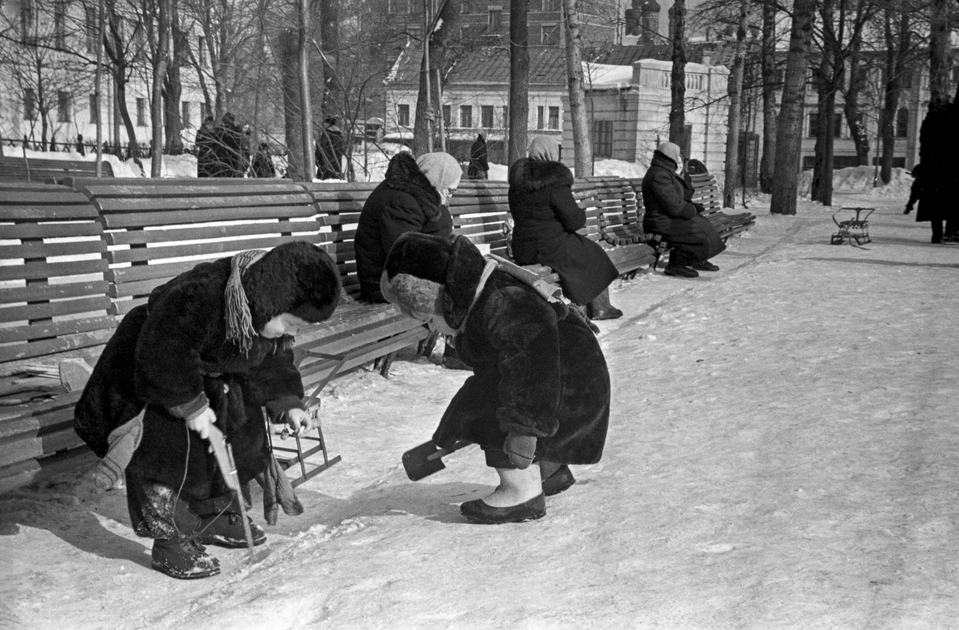 Последние снежки в Москве. Москва. 28 февраля 1958 г. Фото О. Ярчевского. Главархив Москвы