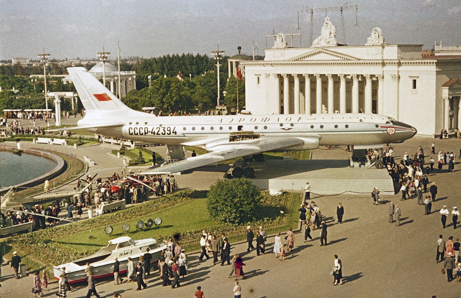 Пассажирский самолёт «Ту-104А» на площади Промышленности. 1960-е гг. Фото Б. Вдовенко. Главархив Москвы