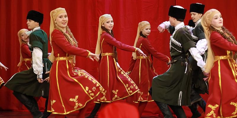 Астрологическая встреча, итальянский язык, адыгский танец: чем заняться в столичных парках в эти выходные
