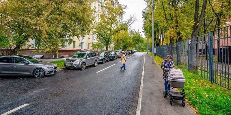 Новый асфальт, газон и контрастный свет: на севере столицы комплексно обновили внутриквартальный проезд
