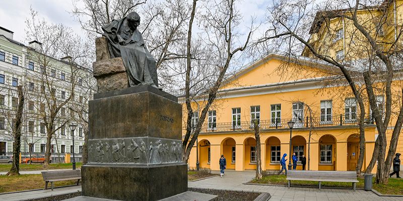 В Доме Гоголя установили тактильный макет монумента писателю