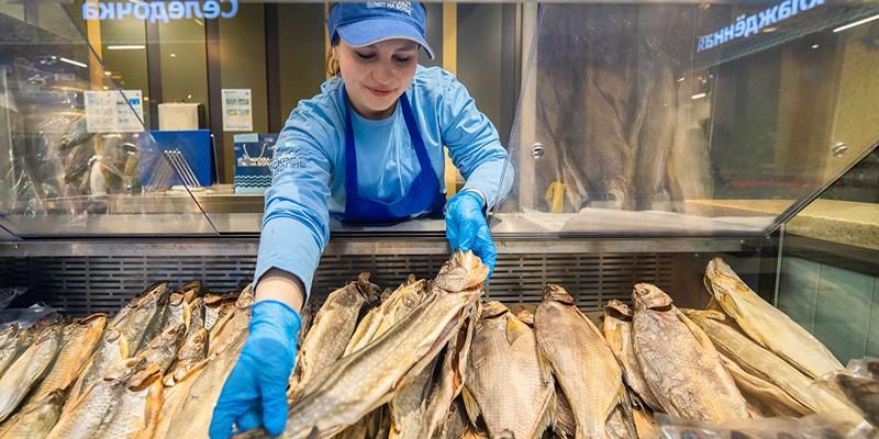 Щечки судака и чипсы из лосося: на рыбных рынках «Москва — на волне» обновился ассортимент вяленой рыбы