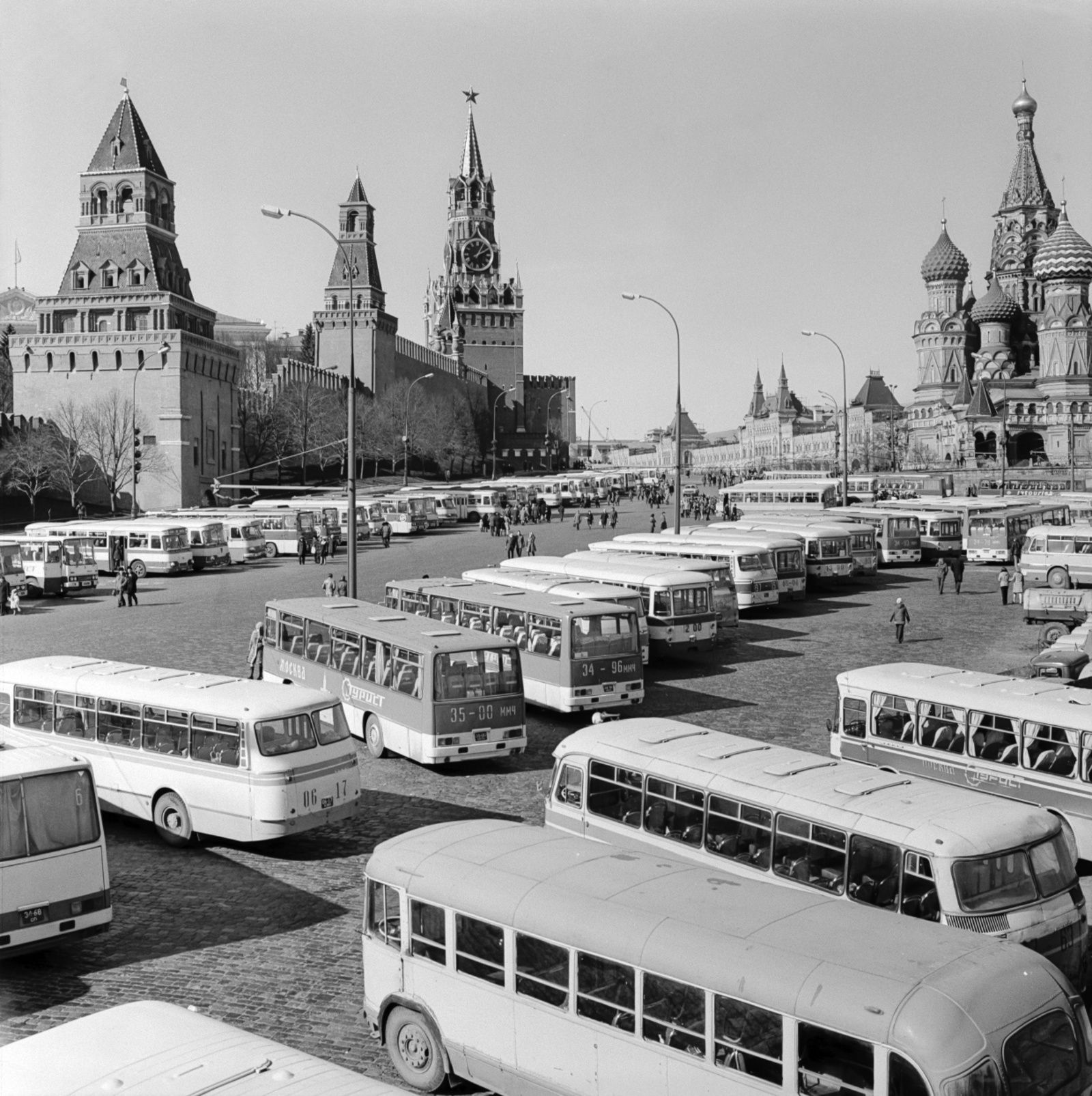 Стоянка экскурсионных автобусов на Красной площади. Автор &ndash; В.Б. Соболев. Москва. 1981 г. Главархив Москвы