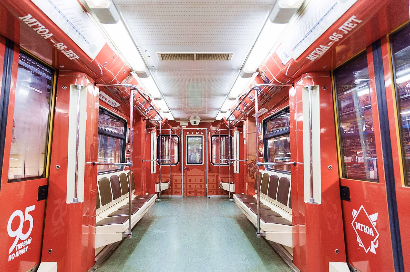 Тематический поезд к 95-летию МГЮА запустили в Московском метрополитене