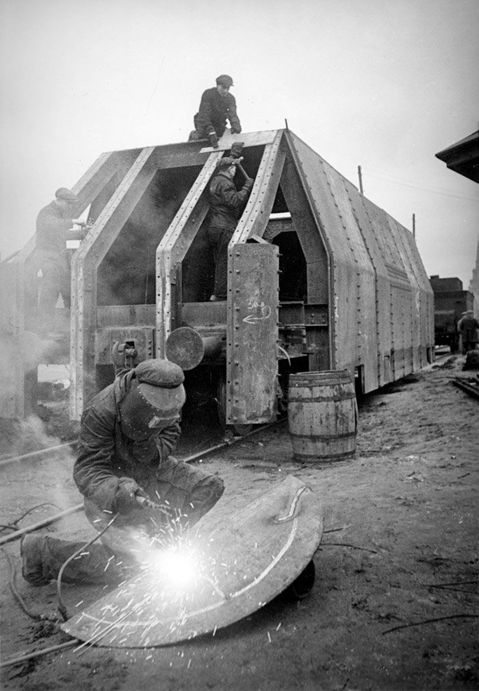 Строительство бронепоезда. Фото Александра Устинова. 1941 год. Главархив Москвы
