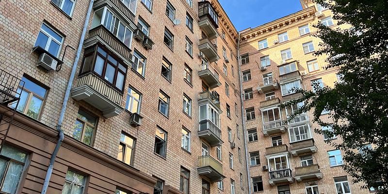 В Хамовниках ремонтируют дом 1957 года постройки