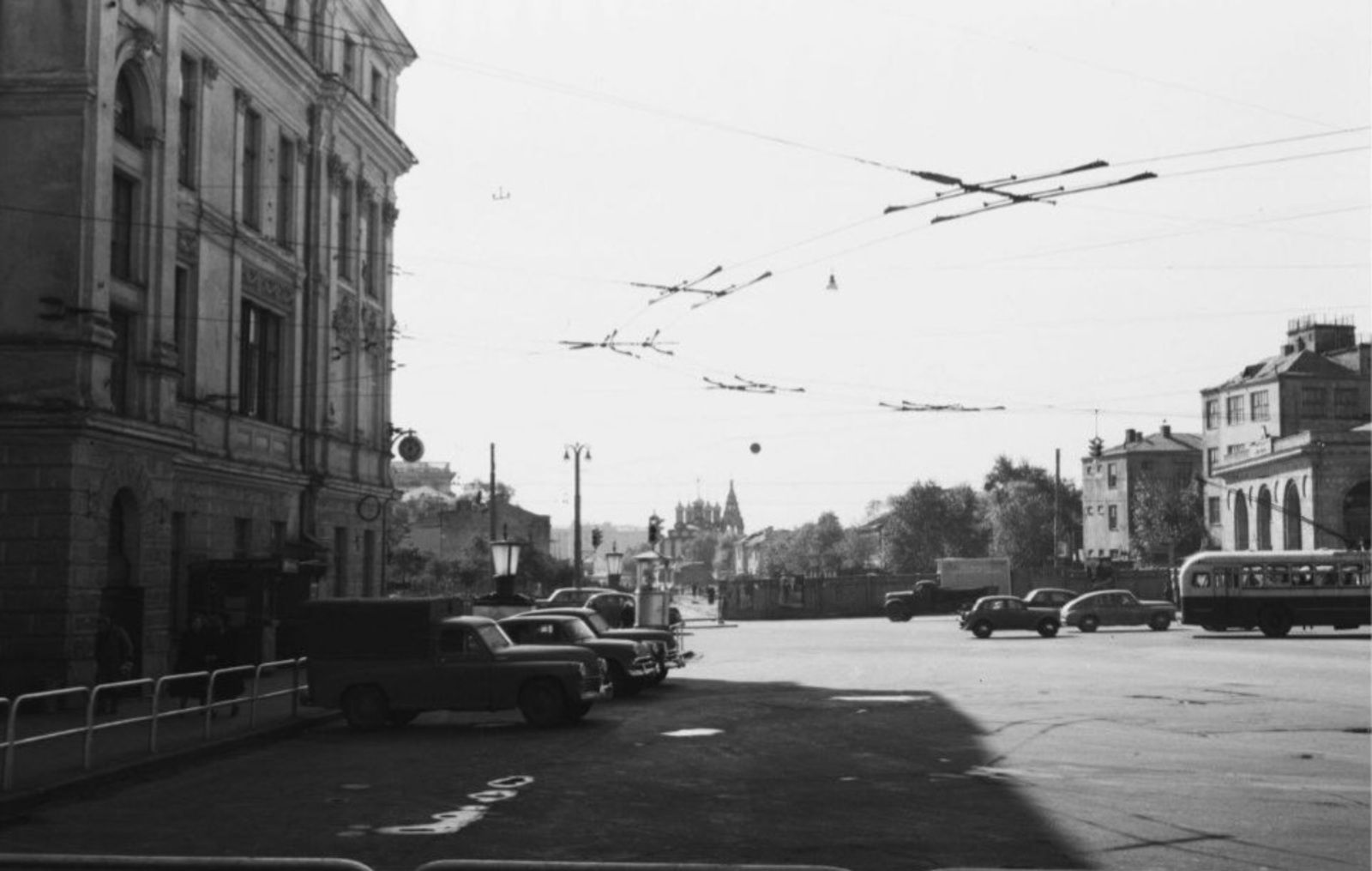 Вид на Крымскую площадь с Метростроевской улицы. Автор фото неизвестен. Москва, 1950-е гг. Главархив Москвы