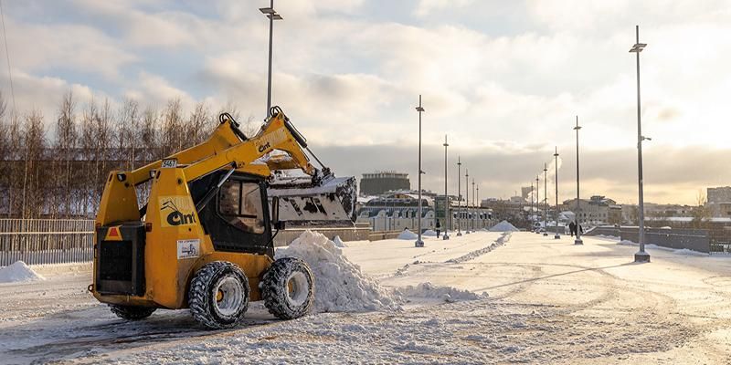 Городские службы продолжают очищать улицы от снега