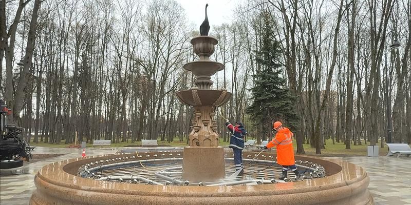 Два фонтана на Северном речном вокзале подготовили к началу сезона