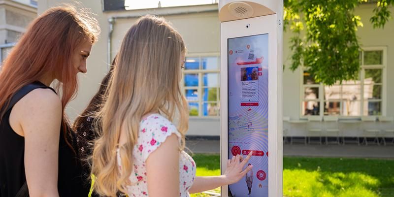 Построить маршрут и купить билеты: как новые умные устройства помогают посетителям ВДНХ