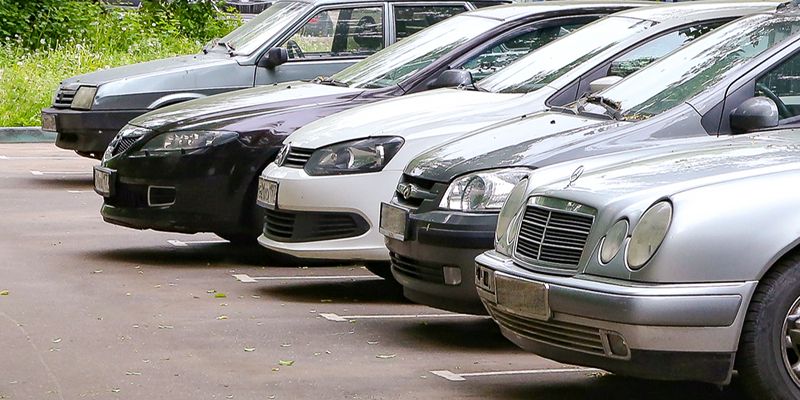 На месте незаконной парковки в Молжаниновском районе появилась общественная стоянка