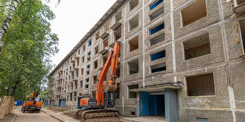 10 домов демонтировали по технологии «умного сноса» в рамках реновации в районе Перово
