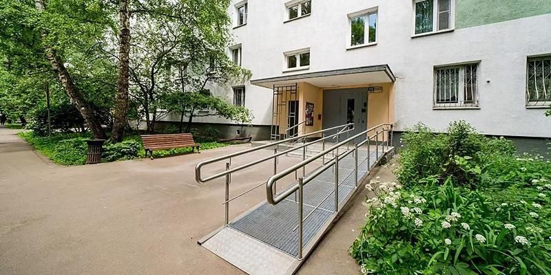 В подъездах на западе столицы установят еще 25 подъемных платформ для маломобильных граждан