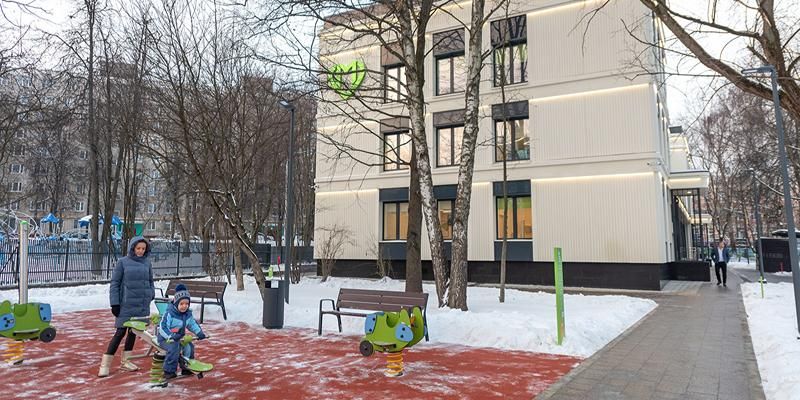 Программа модернизации: в столице продолжают благоустраивать территории поликлиник