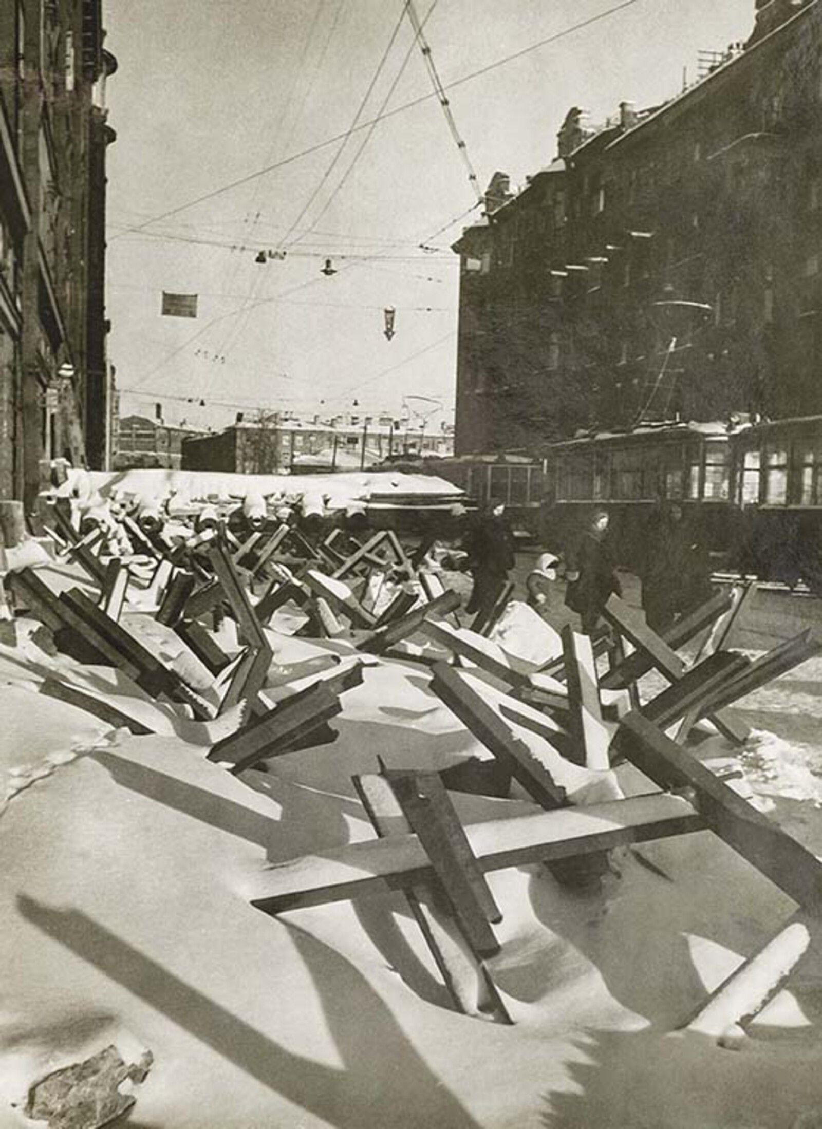 «&ldquo;Ежи&rdquo; на окраинах» Ленинград, зима 1942/43 г. Фото С.Н. Струнникова. Главархив Москвы