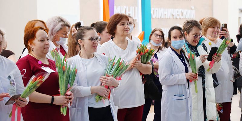 В московских больницах и поликлиниках поздравили сотрудниц и пациенток с 8 Марта