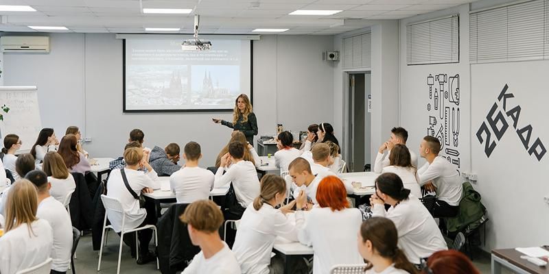 Еще 50 студентов из новых регионов прошли практику по реставрации зданий в Москве