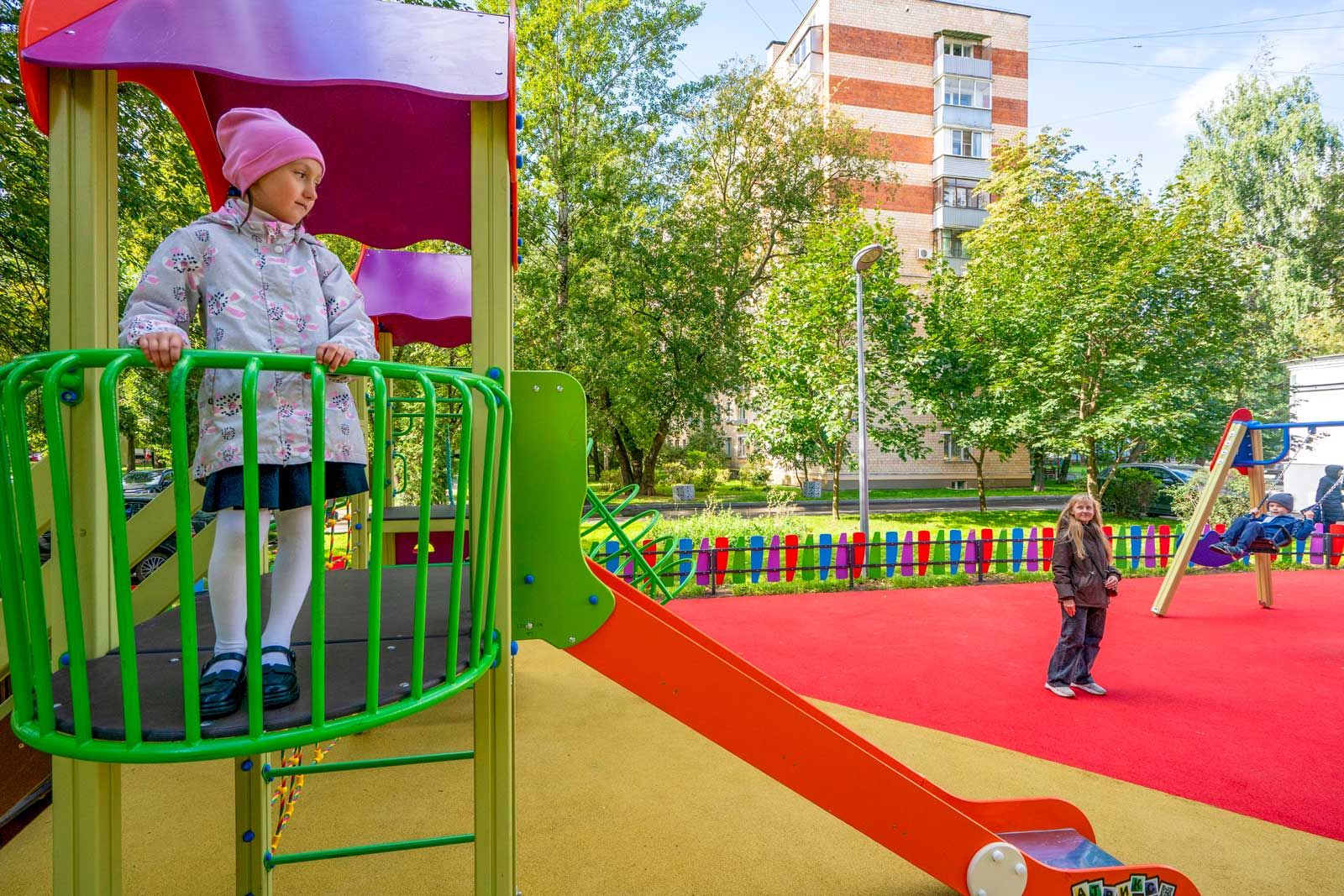 В Нагатинском Затоне появилось более 100 воркаут-тренажеров и свыше 200 элементов детских площадок