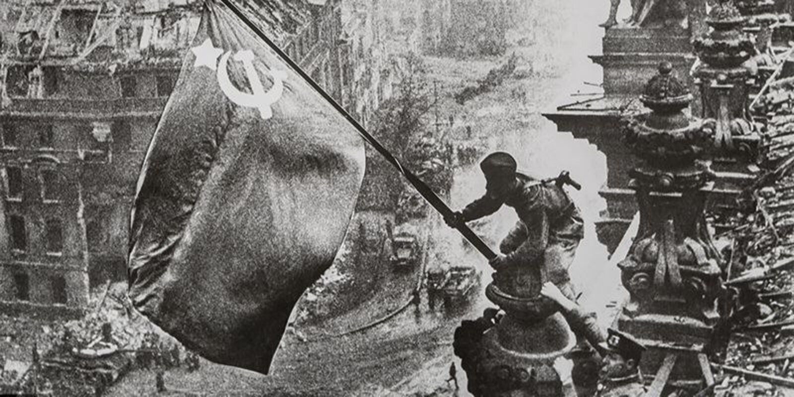 «Знамя Победы над Рейхстагом». Берлин. 30 апреля 1945 года. Фото Е.А. Халдея. Главархив Москвы