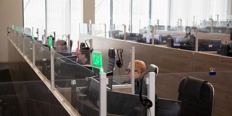 Более 20 тысяч обращений в сутки: как работает Отдел контроля реагирования Службы 112 Москвы