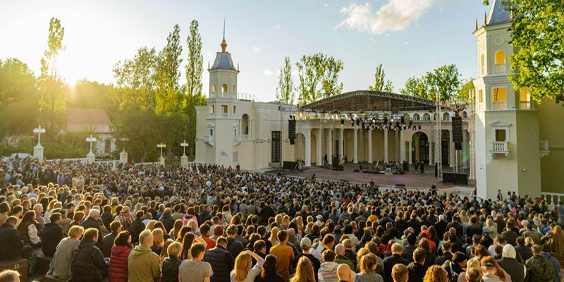 С начала июня в зеленом театре ВДНХ откроется новый сезон