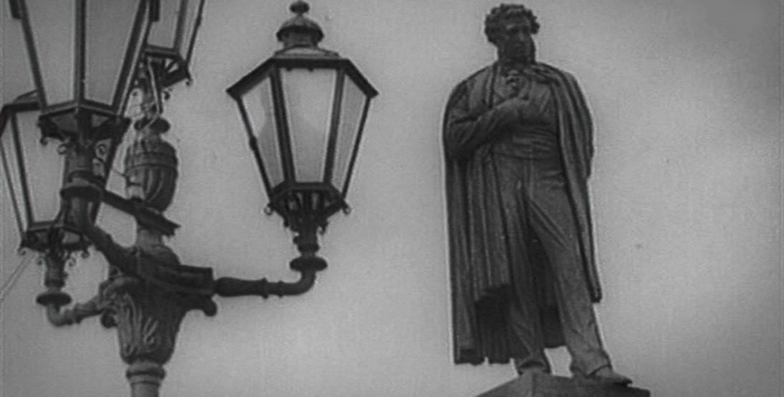 Кадр из видеоролика «Перенос памятника Пушкину (ночь с 13 на 14 августа 1950 года)». Главархив Москвы