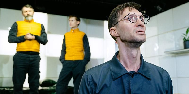 Философский дискурс в экспериментальном театре: смотрим необычные спектакли «Практики» с «Мосбилетом»