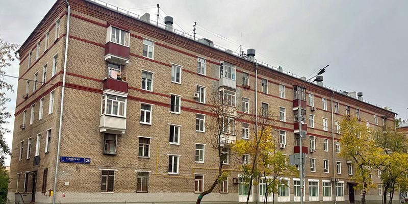 Более 850 домов с венчающими карнизами обновили по программе капремонта в Москве