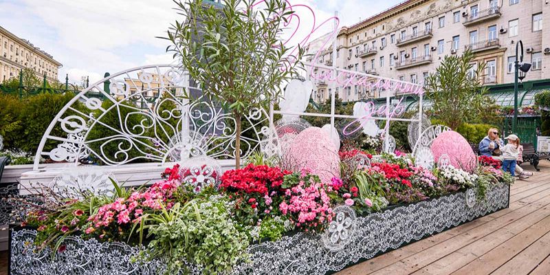 Цветочные фантазии и волшебные птицы: как украсили площадки фестиваля «Пасхальный дар»