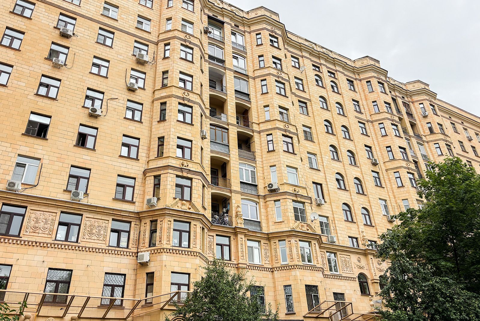 От круглых домов до Олимпийской Деревни: в столице обновили здания архитектора Евгения Стамо