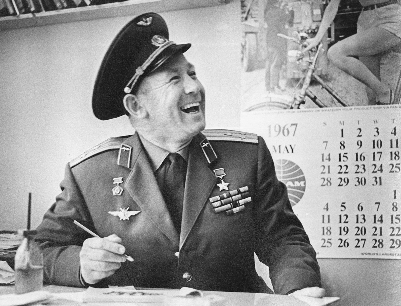 Летчик &ndash; космонавт СССР, дважды Герой Советского Союза А. А. Леонов в редакции газеты &laquo;Известия&raquo;. Автор &ndash; В.В. Ахломов. Москва. Май 1967 г. Главархив Москвы
