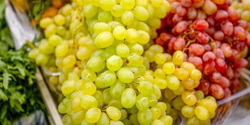 Кишмиш, мускат и «дамские пальчики»: какой виноград привезли фермеры на московские ярмарки