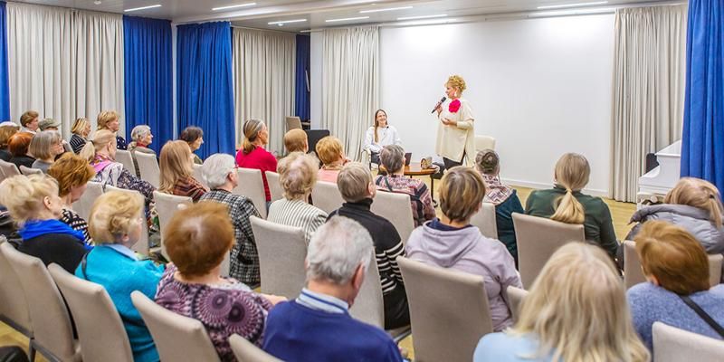 Новинки проката и встречи с экспертами: для москвичей старшего поколения работает киноклуб «Московского долголетия»