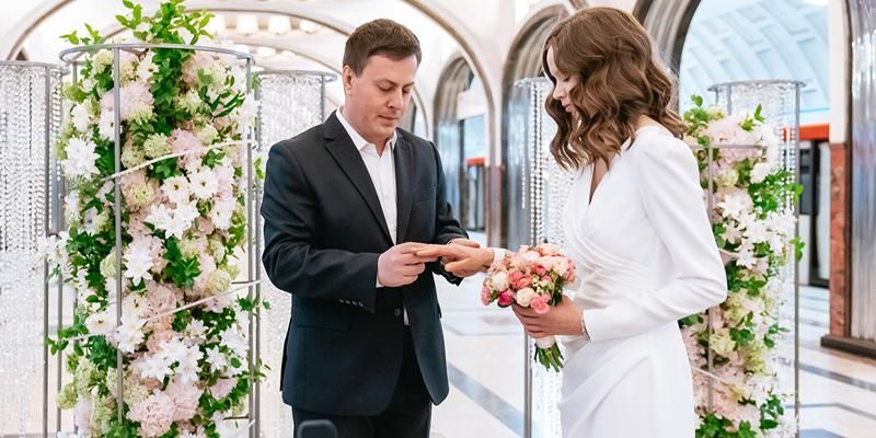 Сезон весенних свадеб начался на станции метро «Маяковская»