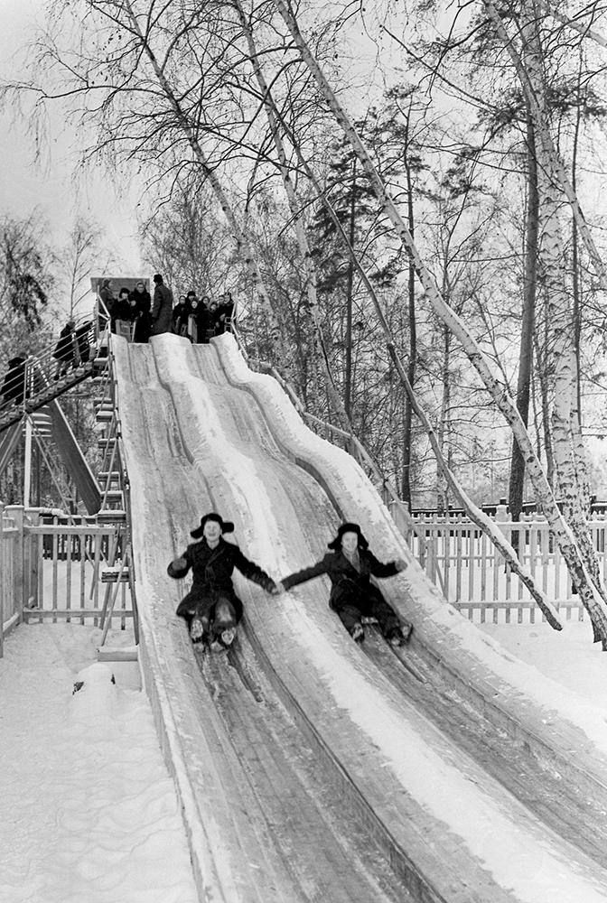  Катание с ледяной горы в Парке культуры и отдыха «Сокольники». Москва. 6 января 1955 г. Фото Л. Велижанина, Н. Рахманова. Главархив Москвы