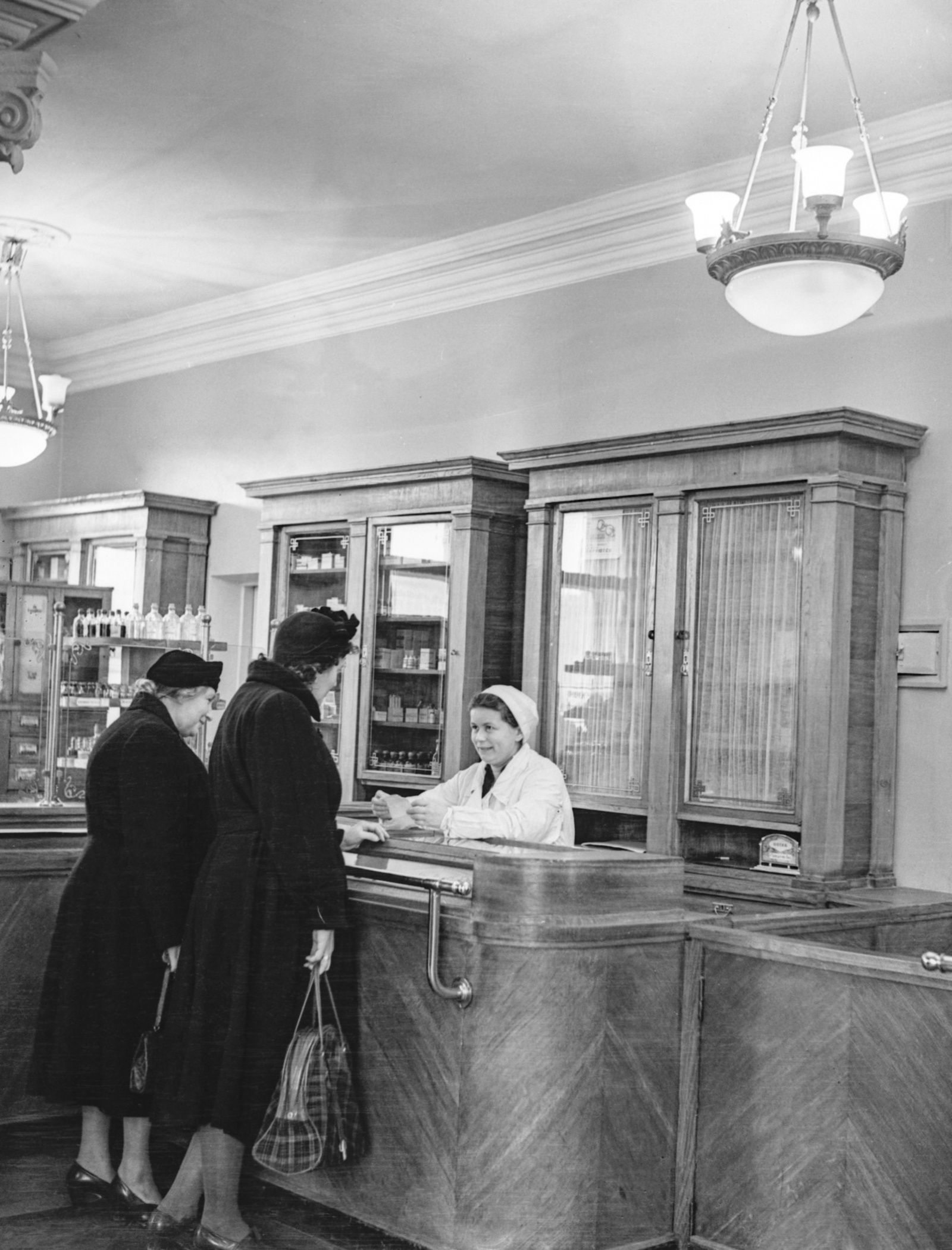 В отделе ручной продажи аптеки № 89 в Измайлово. Автор – М. Озерский. Москва. Октябрь 1956 г. Главархив Москвы