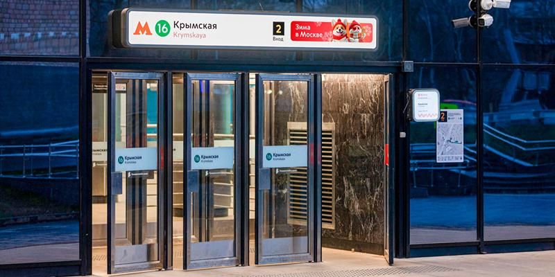 Указатели на цифровых станциях метро оформили в стилистике проекта «Зима в Москве»