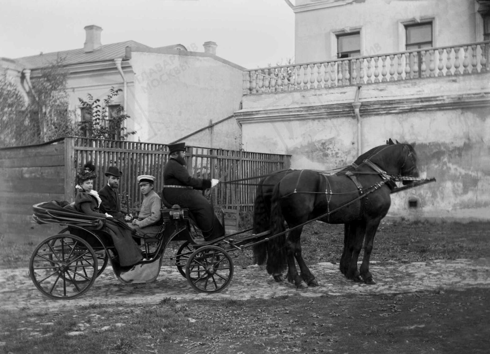 Запряжённый экипаж семьи Щаповых. 22 апреля 1897 г. Фото Н. Щапова. Главархив Москвы Запряжённый экипаж семьи Щаповых. 22 апреля 1897 г. Фото Н. Щапова. Главархив Москвы