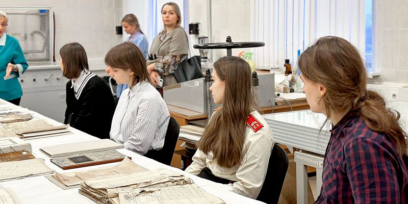 Школьники изучили документы Паустовского, Андреева, Тютчева и других литераторов в Главархиве Москвы