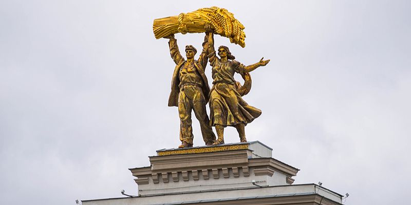 Тракторист, альпинист и сталевар: самые мужественные скульптуры на ВДНХ