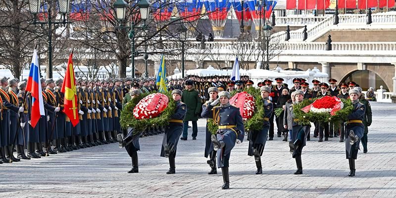 Делегация Правительства Москвы возложила цветы к Могиле Неизвестного Солдата